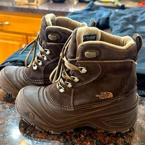 The North Face Kids Size 3 winter boys .  NEVER WORN!